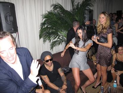 Demi Moore baila sin quitarle la mirada de encima a Lenny Kravitz, mientras Stacy Kiebler la acompaña.