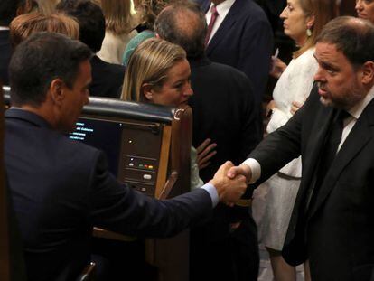 Pedro Sánchez i Oriol Junqueras se saluden al Congrés.