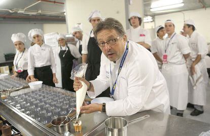 Lajos Biro, de Hungria, prepara su presentación gastronómica. El cocinero fue el introductor de la cocina de vanguardia en el país del "goulash".