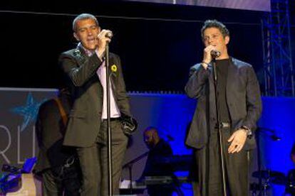 Antonio Banderas cantando "Esta noche vi llover" con Alejandro Sanz.