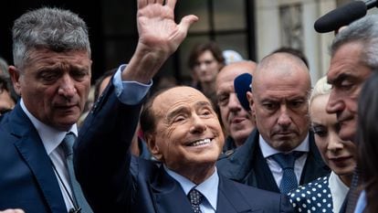 25 September 2022, Italy, Milan: Silvio Berlusconi, Former Italian Prime Minister and leader of the center-right populist party Forza Italia, waves as he leaves after casting his ballot during the Italian parliamentary elections. Photo: Claudio Furlan/LaPresse via ZUMA Press/dpa
Claudio Furlan/LaPresse via ZUMA / DPA
25/09/2022 ONLY FOR USE IN SPAIN