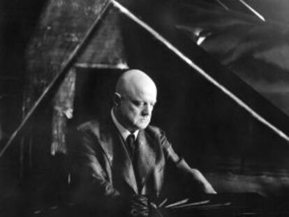 Jean Sibelius, sentado al piano, en su casa de Helsinki en 1938.