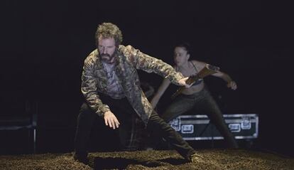 Los actores Toni Mira y Laia Durán, en una escena de la obra.