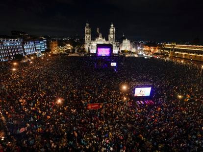 Vista general del Zócalo de Ciudad de México durante el concierto de Silvio Rodríguez este viernes.