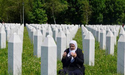 Una mujer reza el 5 de junio en el cementerio de Potocari, en Srebenica, Bosnia. 