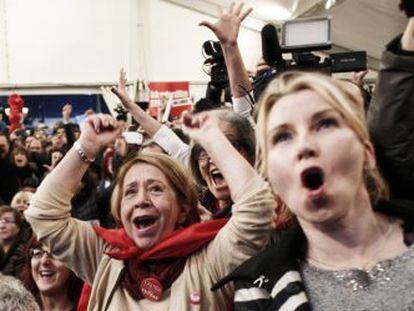 Simpatizantes de Syriza celebran los resultados en Atenas.