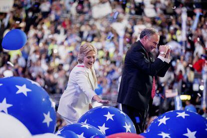 La candidata demócrata, Hillary Clinton junto al candidato a la vicepresidencia, el senador Tim Kaine al final de la convención celebrada en Filadelfia.