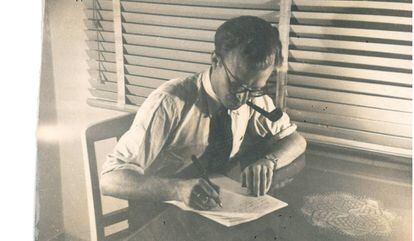 Pere Calders, escrivint a mà a Mèxic, en un autoretrat dels anys quaranta.