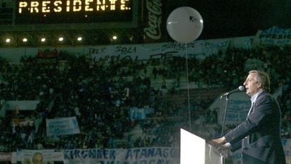 Néstor Kirchner saluda a sus simpatizantes el 2 de abril de 2003 en el estadio Monumental de Buenos Aires durante un acto de campaña. Kirchner fue presidente de Argentina entre el 25 de mayo de 2003 y el 10 de diciembre de 2007.