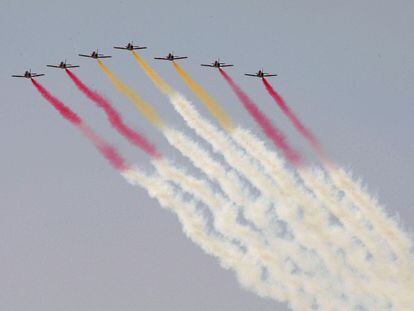 Una escuadrilla de aviones forman la bandera española durante la Fiesta Nacional del 12 de octubre de 2021.
