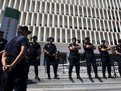 Agentes del cuerpo de Policía Nacional, en la Audiencia Provincial de Málaga en 2022.