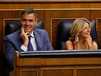 El presidente del Gobierno en funciones, Pedro Sánchez, y la ministra de Trabajo en funciones, Yolanda Díaz, en el Congreso de los Diputados el pasado 17 de agosto.