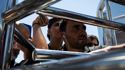 Refugiados en el Centro de Recepción e Identificación de la localidad griega de Mailakasa, durante una protesta en solidaridad con las víctimas del naufragio de Pylos, el 14 de junio.