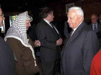 21 de octubre de 1998. El líder palestino Yasser Arafat y el primer ministro israelí Ariel Sharon, fotografiados durante las conversaciones de paz de Wye Plantation.