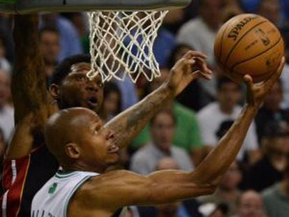 Ray Allen lanza a canasta ante Udonis Haslem.