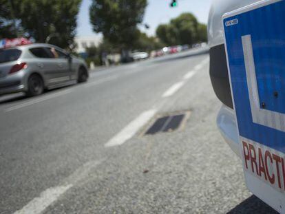 Detalle de una placa que identifica a conductores en prácticas.
