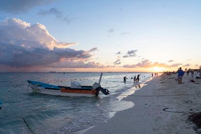 Turistas se bañan en las playas de Isla Mujeres, Quintana Roo.