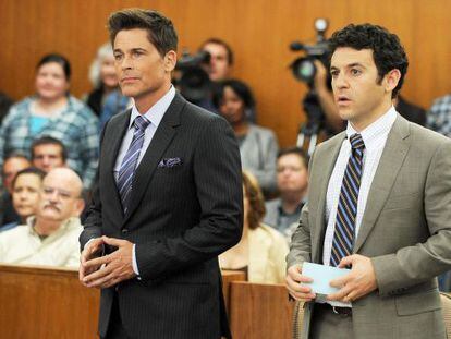 Rob Lowe y Fred Savage, en una imagen de la serie &#039;Grinder&#039;. 