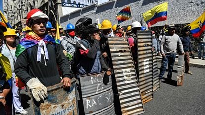 Un grupo de indígenas protesta, este martes en Quito.