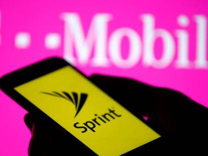 Un smartphone con el logo de Sprint en una presentaci&oacute;n de T-Mobile.