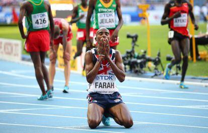 Mo Farah celebra su victoria en los 10.000.