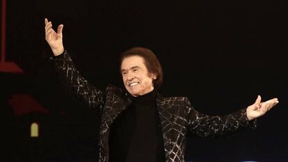 Raphael recogió el Premio Dial a toda su trayectoria de manos de su hijo Manuel Martos Figueroa.