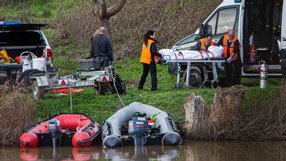Momento del rescate de uno de los dos cuerpos del río, esta mañana en Villamarciel (Valladolid).