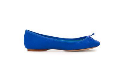 A todo color: bailarina básica azul klein de Zara (19,99 euros).