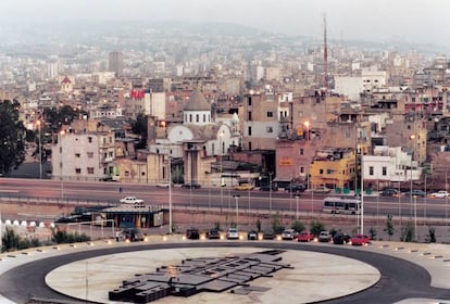 Vista exterior del local B018, en el barrio de Quarantine, con el techo retráctil cerrado. Khoury quiso que el local no tuviera ninguna “fachada ostentosa”, que hubiese sido “como una especie de monumento retórico y un insulto a la historia del barrio”. |