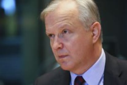 El vicepresidente de la Comisión Europea (CE) y responsable de Asuntos Económicos y Monetarios, Olli Rehn, a su llegada a la reunión de la Comisión de Asuntos Económicos del Parlamento Europeo el miércoles 8 de mayo de 2013 en Bruselas (Bélgica).
