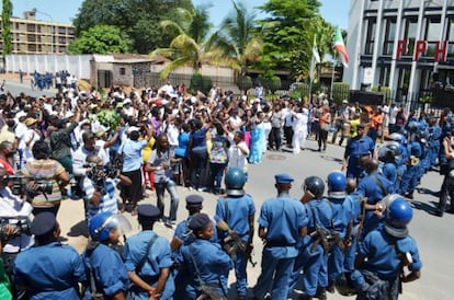 Miembros del movimiento “anti tercer mandato” frente a la policía en una imagen difundida por un bloguero de Yaga Burundi.