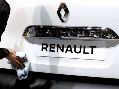 Un trabajador limpia un Renault Captur.