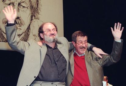 Salman Rushdie y Günter Grass, en la fiesta del 70 cumpleaños del escritor alemán celebrada en Hamburgo, en 1997.