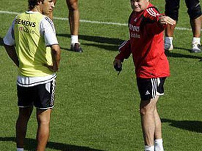 Raúl y Camacho, en un entrenamiento del Real Madrid.