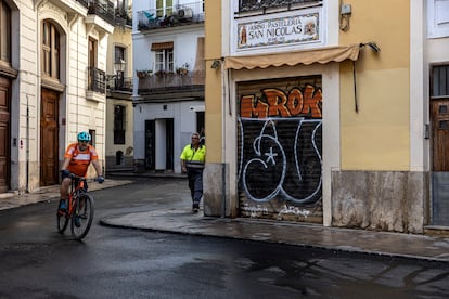 Fachada del cerrado Horno de San Nicolás, que da nombre a la plaza en la que se ubica. 