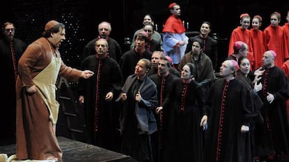 Una representación de la 'Tosca' de Puccini y Miguel Ángel Gómez Martínez dirigida por Paco Azorín.