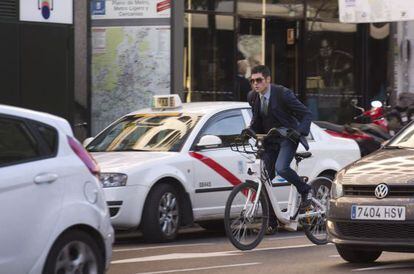 Un usuario del servicio público BiciMAD circulando por la calle de Goya.