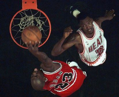 Jordan, en un mate ante Keith Askins de los Heat en 1996