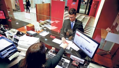 Un cliente en una oficina bancaria.