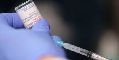 Una enfermera prepara una dosis de la vacuna de Moderna contra el Covid.