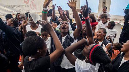 Un grupo de inmigrantes reza a bordo del 'Aquarius'. ÓSCAR CORRAL