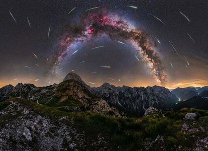 'Perseid meteor shower on Mangart saddle'. Alpes Julianos (Eslovenia).