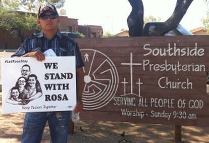 David Neyoy, que estuvo en santuario en 2014, muestra su solidaridad con Rosa Robles frente a la iglesia.