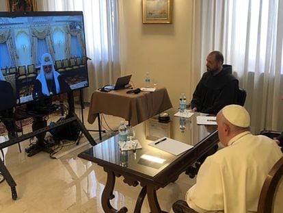 El papa Francisco, durante su encuentro con el patriarca de la iglesia ortodoxa de Rusia, Kiril.