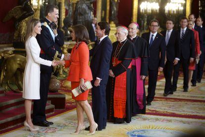 Saludan al ex presidente del Gobierno José María Aznar (d) y su mujer, la alcaldesa de Madrid, Ana Botella (2d), en la recepción a los representantes instucionales en el Palacio Real.