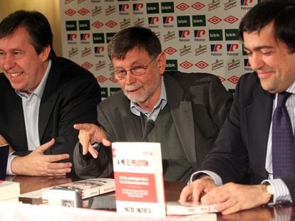 Patxo Unzueta, entre Santiago Segurola y Fernando García Macua, en la presentación de la reedición de su libro "A mí el pelotón".