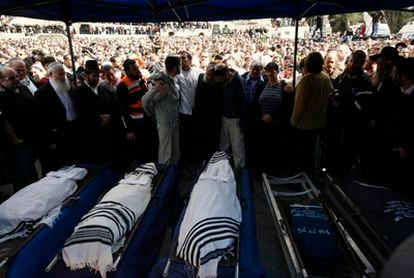 Una multitud rodea los cuerpos de Ehud Fogel, su esposa Ruti y sus hijos Yoav, Elad y Hadas, en Jerusalén. Los cinco murieron apuñalados en un asentamiento israelí en Itamar.