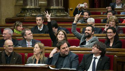 Marta Pascal aixeca la mà en una sessió del Parlament.