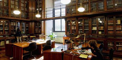 Una estudiosa trabaja con un incunable en las salas de investigación de la BNE.