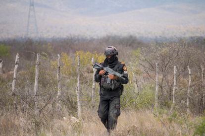 Un policía estatal de la llamada Fuerza Civil durante la búsqueda de Debanhi Susana Escobar Bazaldúa en el paraje donde fueron encontrados otros cuerpos. 